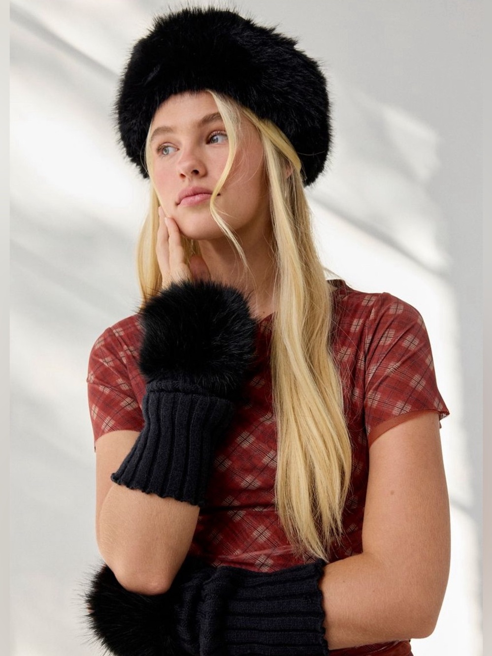 Urban Outfitters Faux Fur Handwarmer NWT - Black